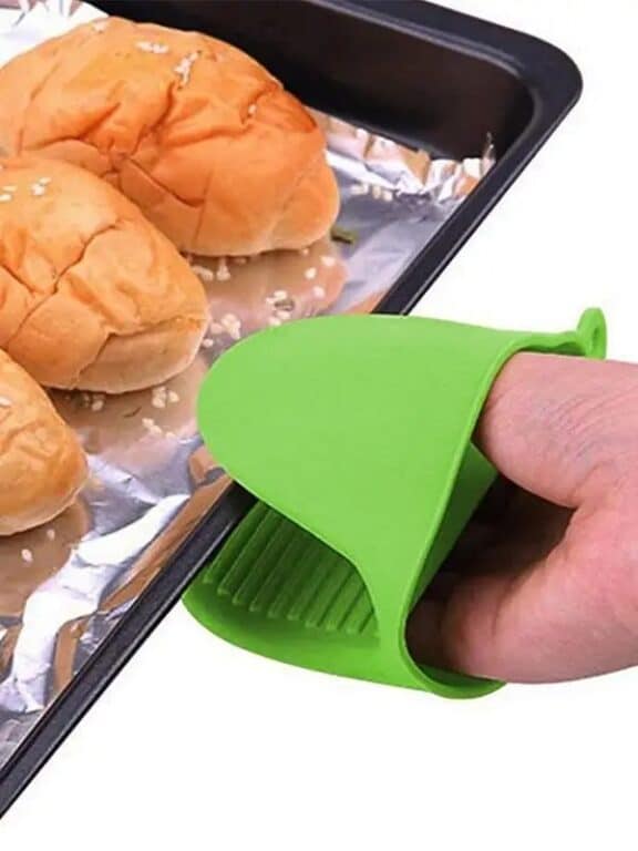 Silicone Heat Resistant Gloves Clips – Non-Slip Pot & Bowl Holder (Pair, Random Color)